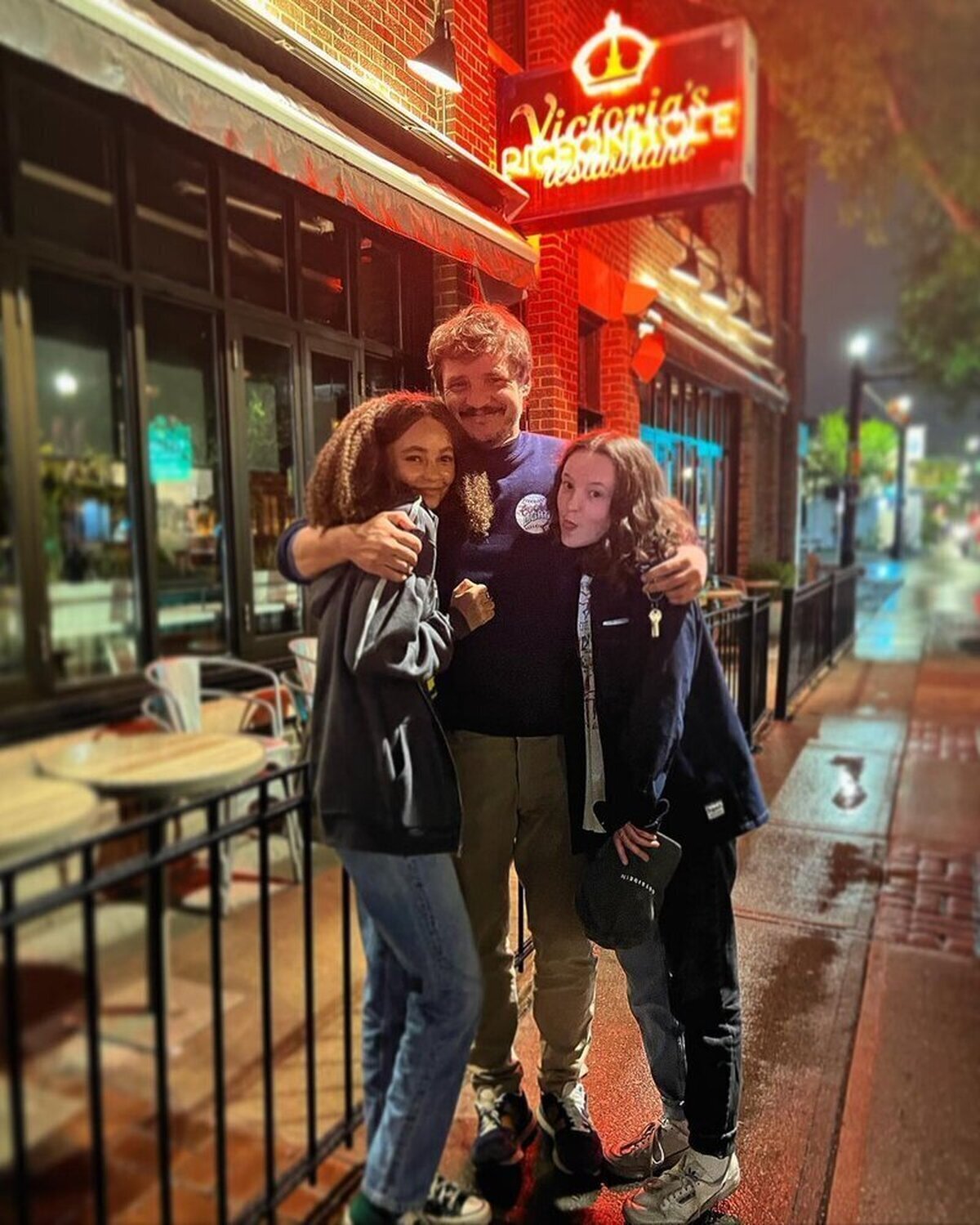 Pedro Pascal con Nico Parker y Bella Ramsey.Joel con sus dos hijas, Sarah y Ellie ❤️‍