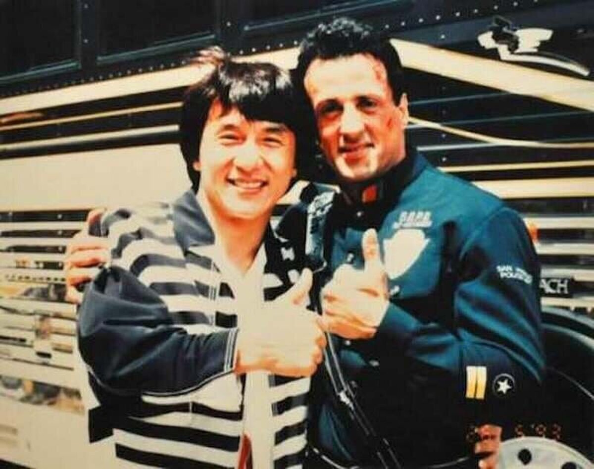 Jackie Chan visitando a Stallone en el rodaje de Demolition Man
