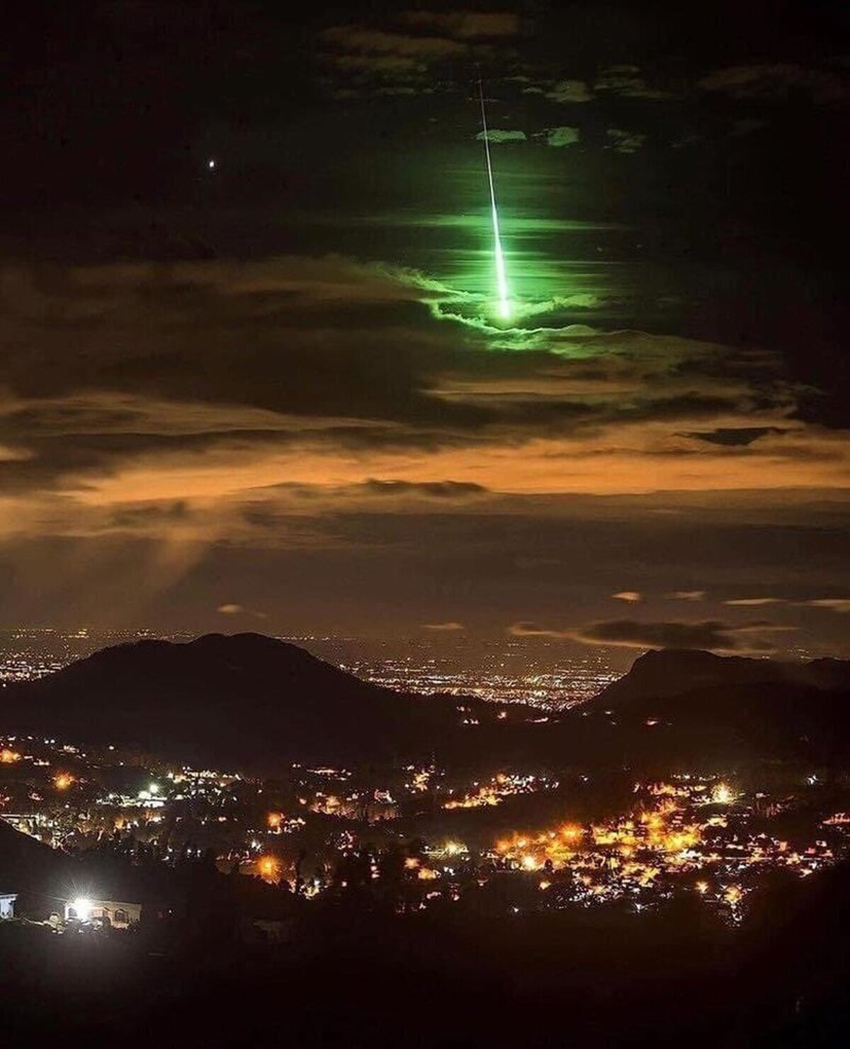 Es un Green Lantern.Algunos dirán que es un cometa.  