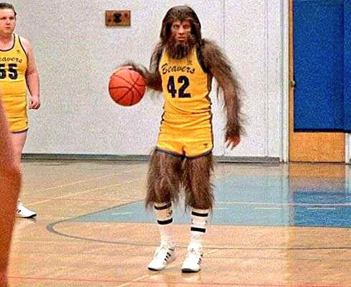 Solamente en los 80 un chico podía convertirse en hombre lobo y continuar el partido de baloncesto.  