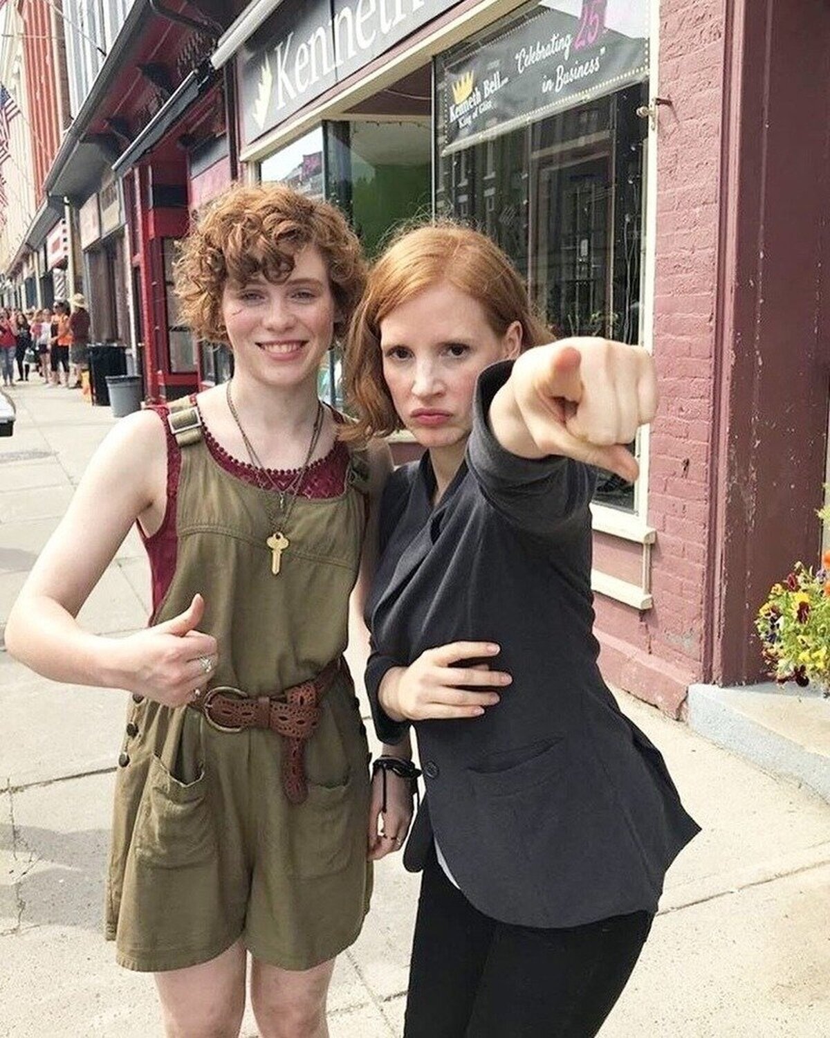 Sophia Lillis y Jessica Chastain tras las cámaras de It capítulo 2.  