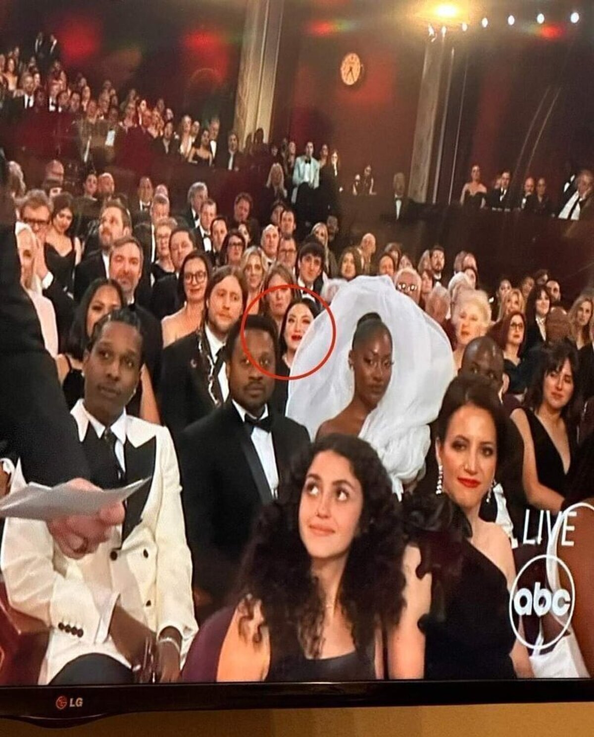 El peor asiento de los Oscars.No sé si la pobre pudo ver algo 