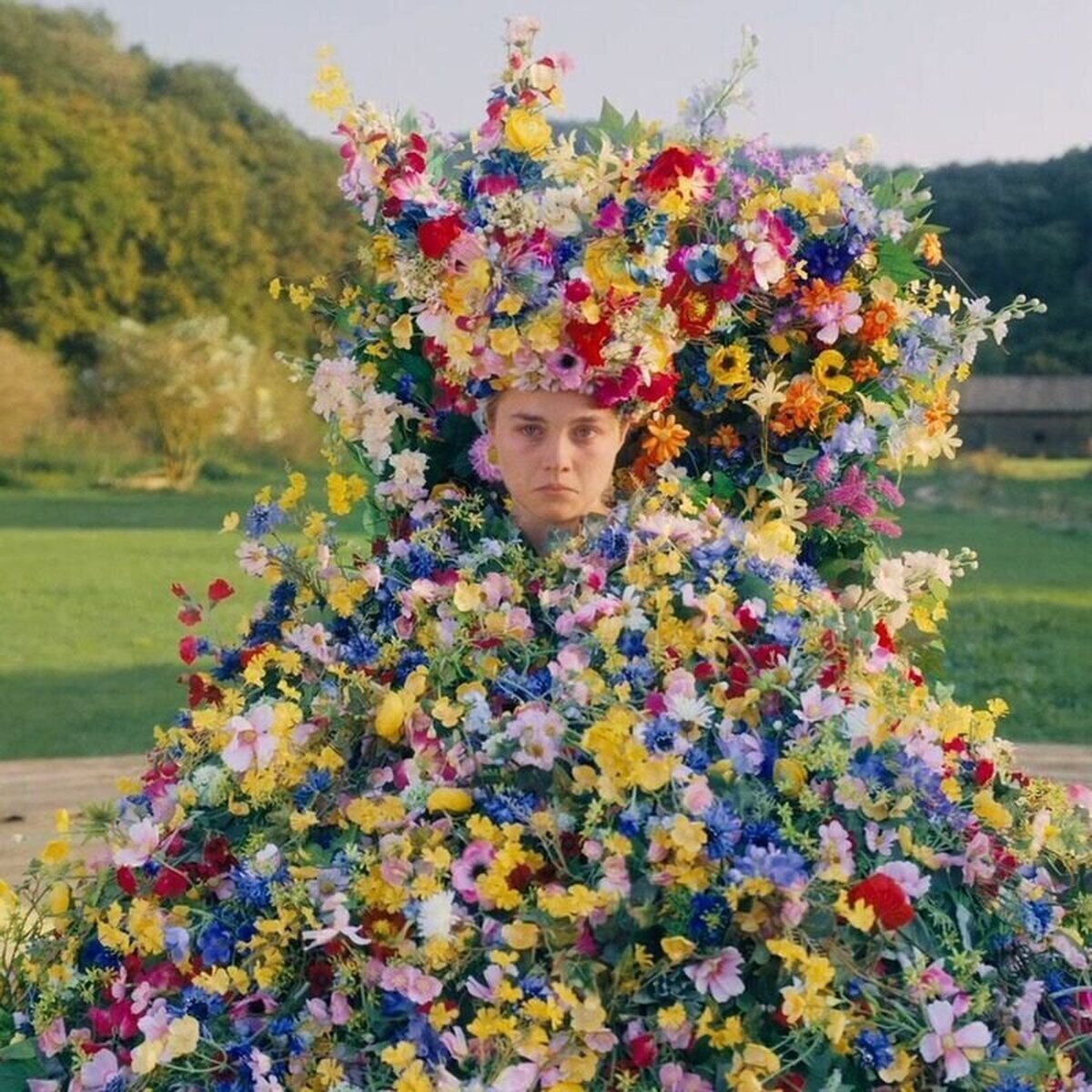 Ya es primavera. Empiezan los preparativos para la coronación de la reina de Mayo.  
