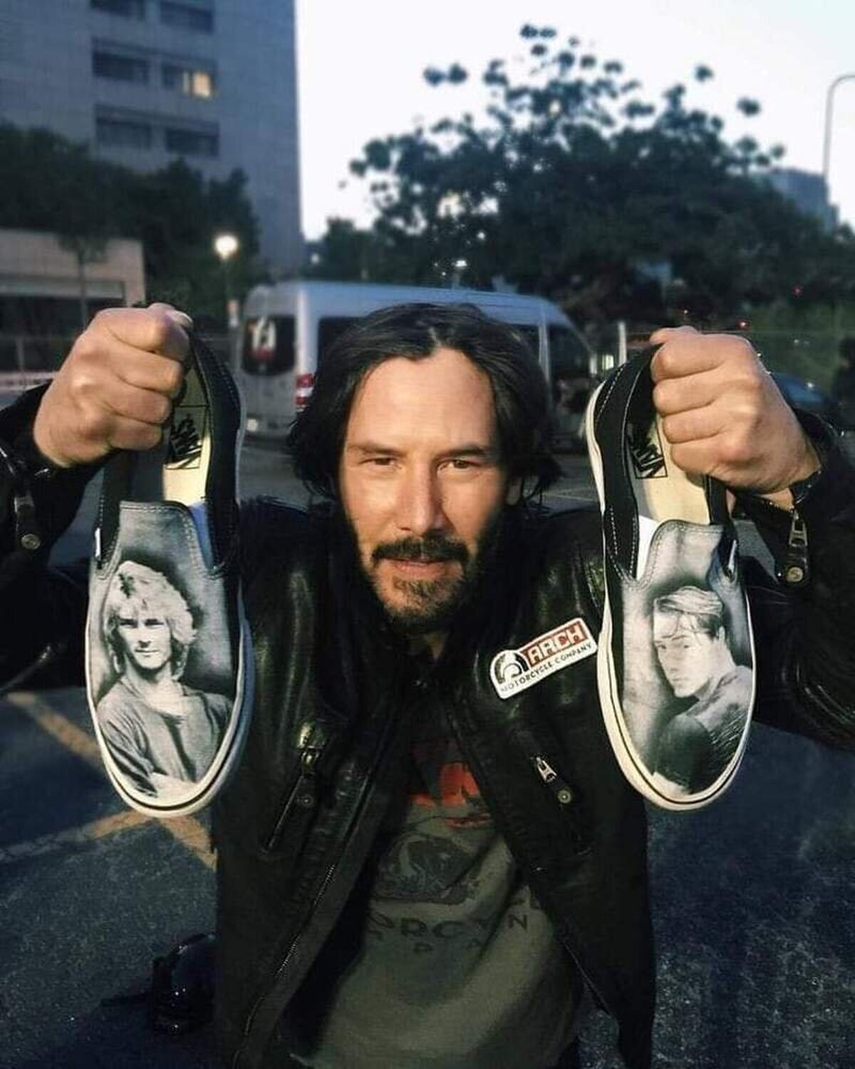 El tío más molón con las zapatillas más molonas de la película más molona.MOLA 