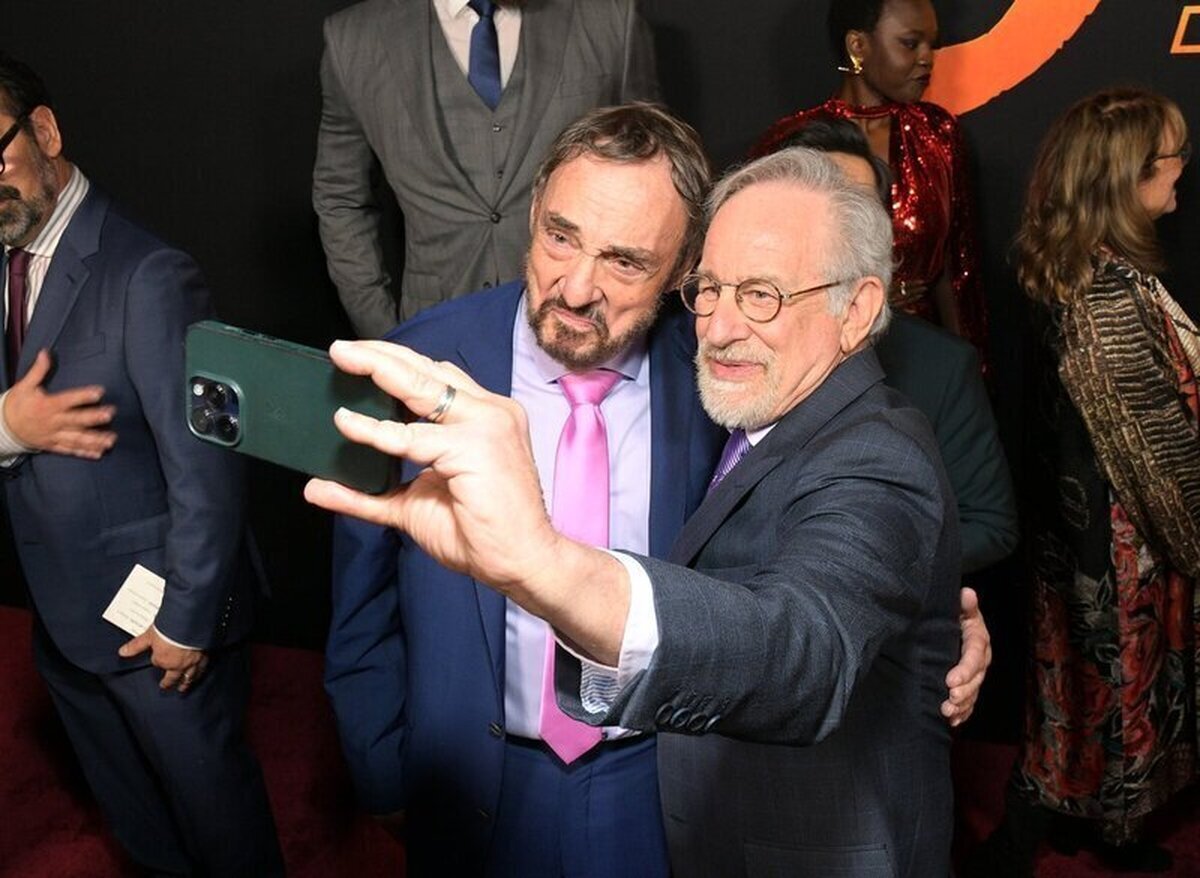 ¡Un selfie entre leyendas!  Steven Spielberg y John Rhys-Davies… Nada más que decir. '#IndianaJones y el Dial del Destino'  