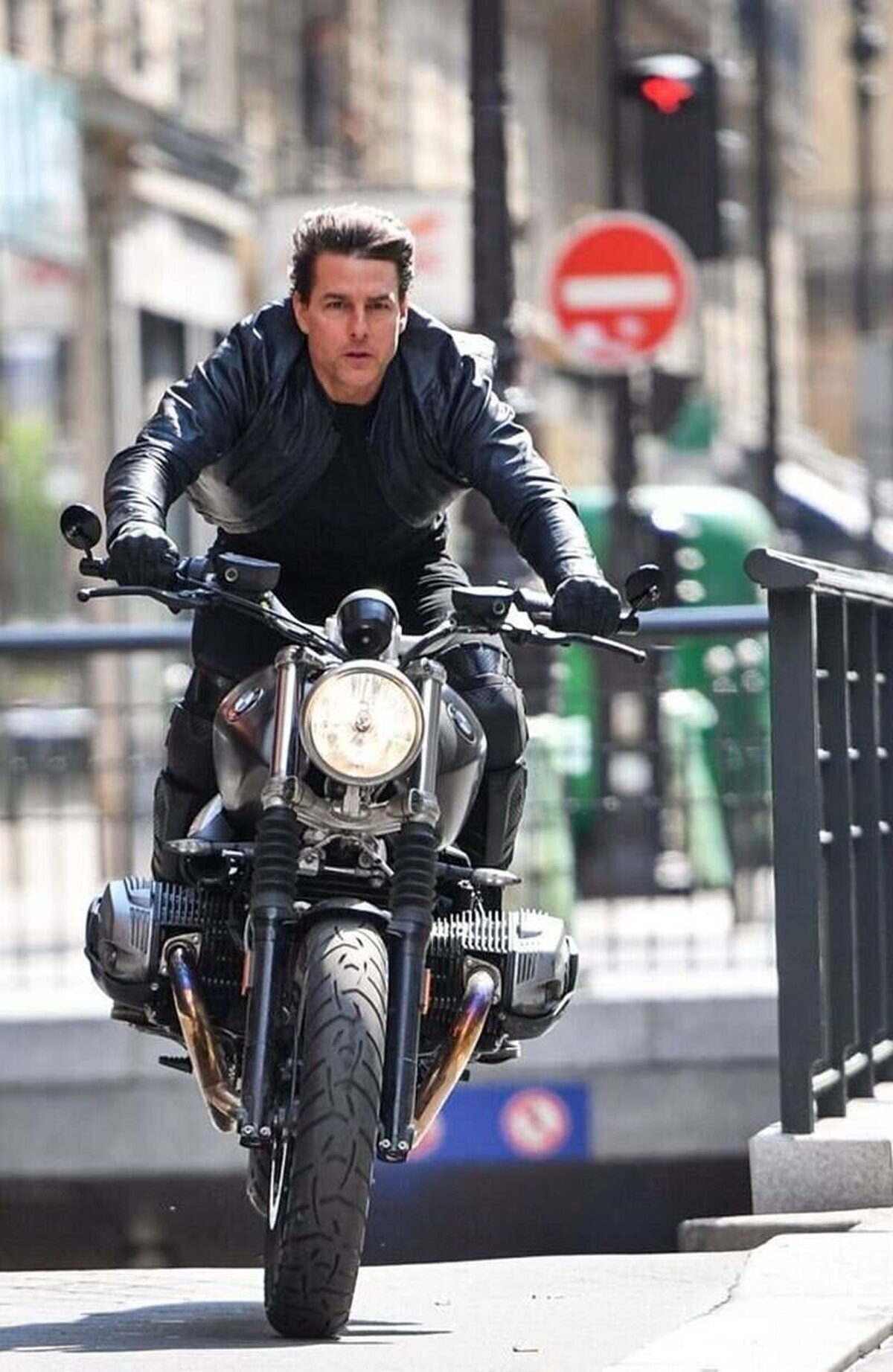 Dime un personaje en moto de cine más icónico que Ethan Hunt en #MissionImpossible.  