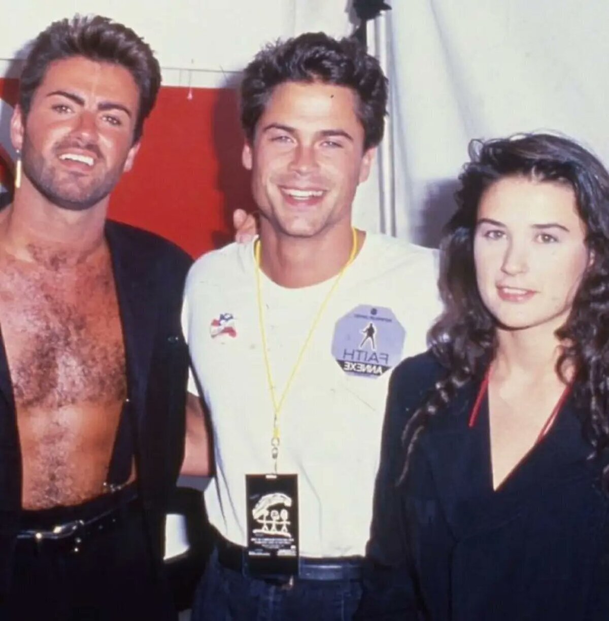 Rob Lowe, Demi Moore y George Michael en un concierto de este último en la gira de "Faith" en 1987