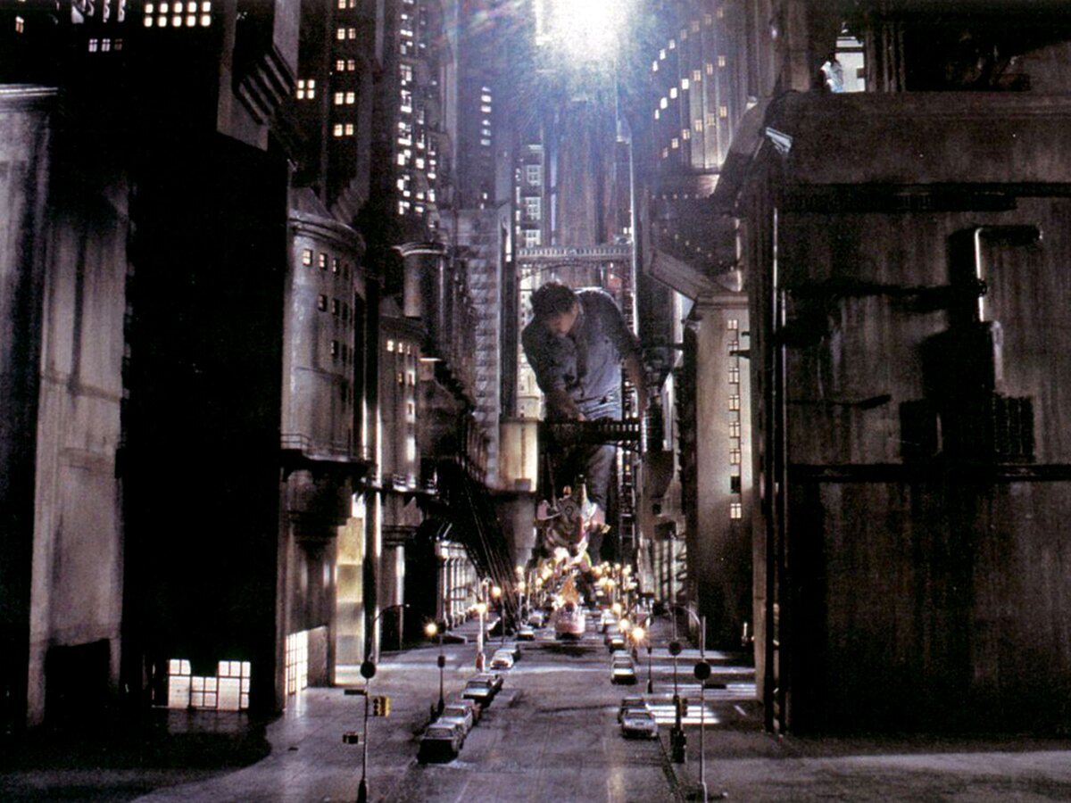 Fotografía tomada mientras construían el set en miniatura de la película de Batman (1989)