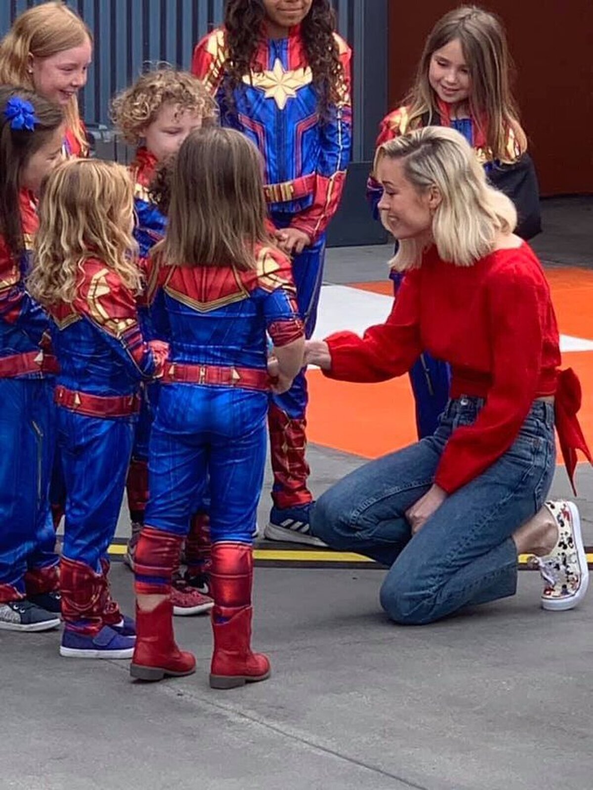 Ayer en la proyección de The Marvels había muchos niños en la sala, emocionados, aplaudieron al final y al acabar la película se pusieron a jugar imitando que tenían poderes. De eso van los superhéroes