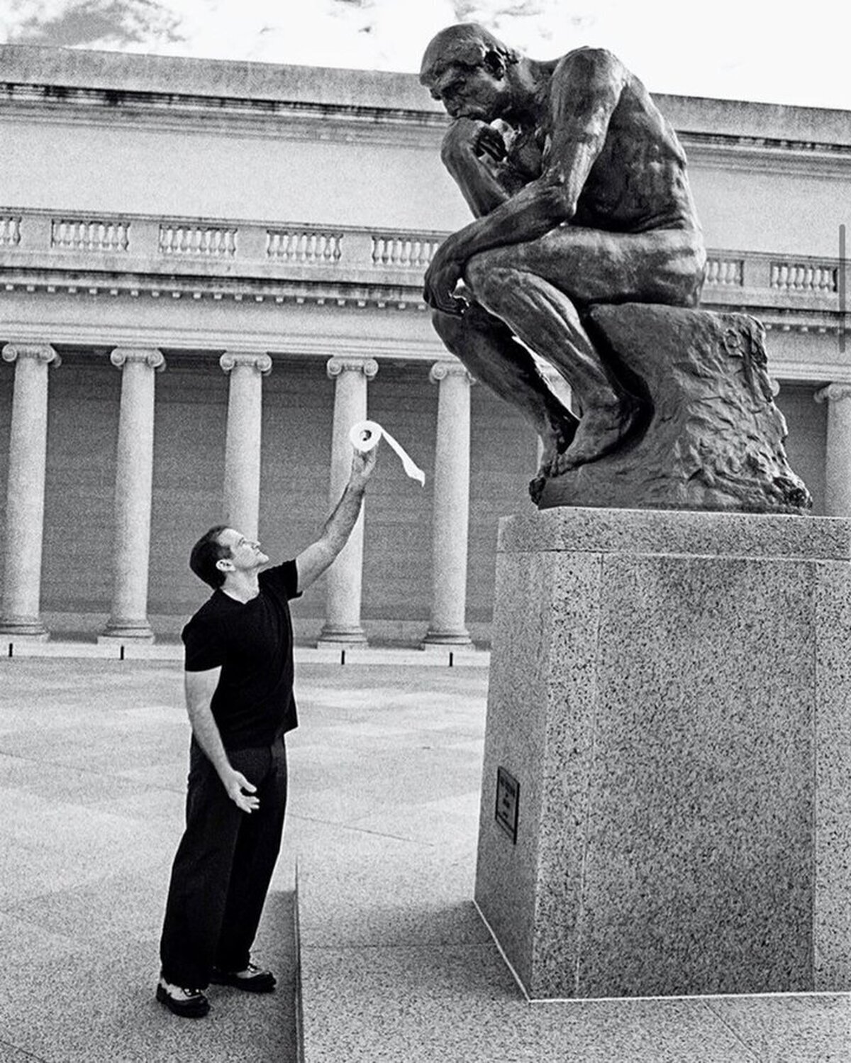 Una de las fotos más geniales: Robin Williams ofreciendo papel higiénico a "El Pensador"