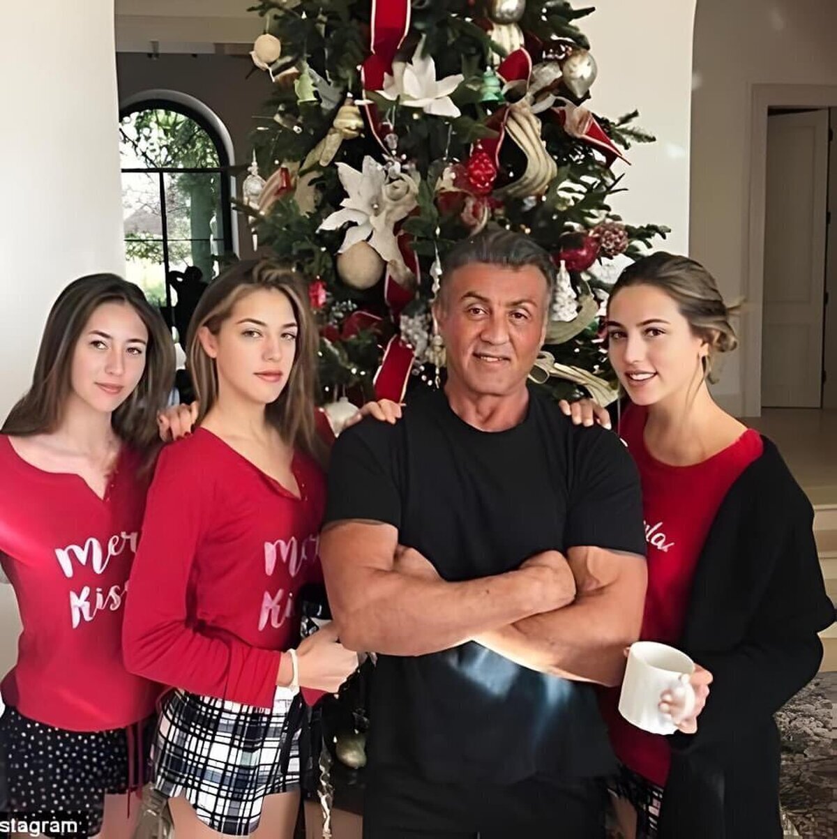 Sylvester Stallone y sus hijas os desean feliz final de año.