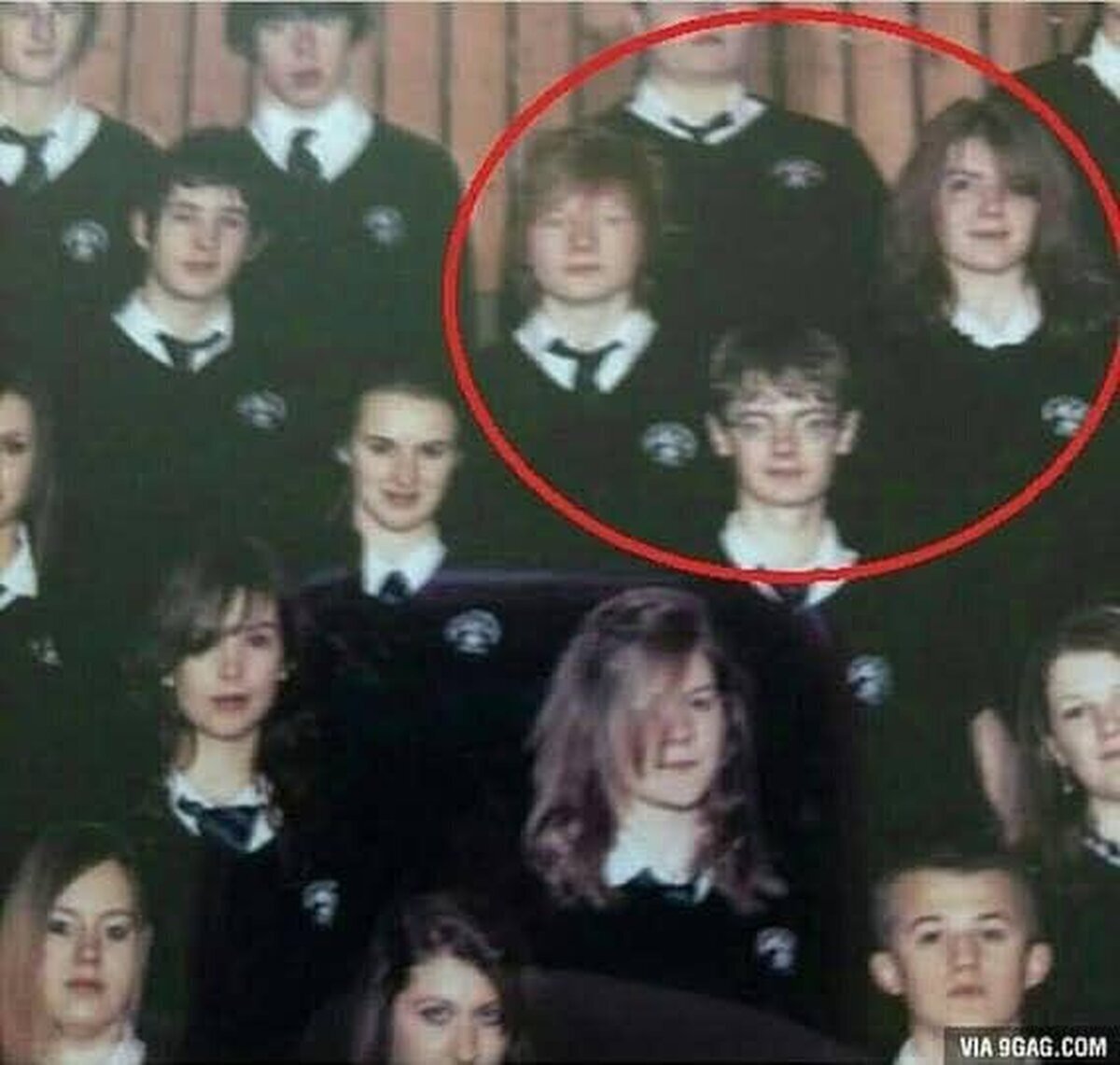 La foto de preparatoria de Ed Sheeran parece sacada del anuario de Hogwarts.