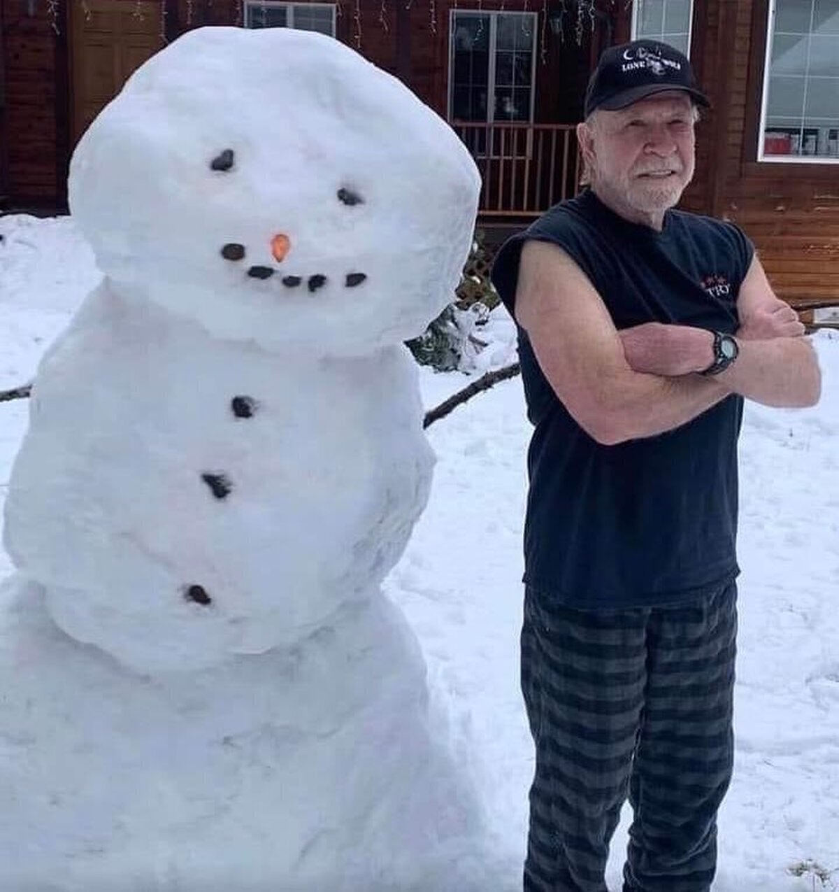 Realmente donde vive Chuck Norris es verano, pero el muñeco de nueve se cagó de miedo.