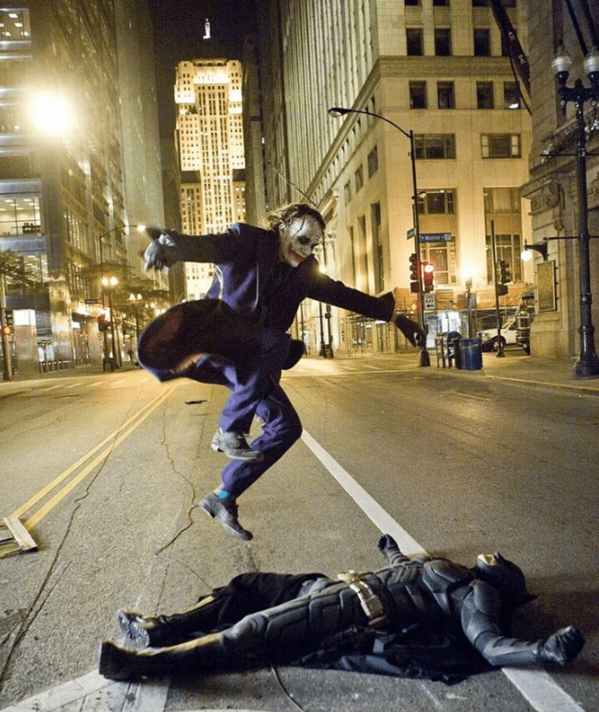 Heath Ledger y Christian Bale en el set de El caballero oscuro (2008)