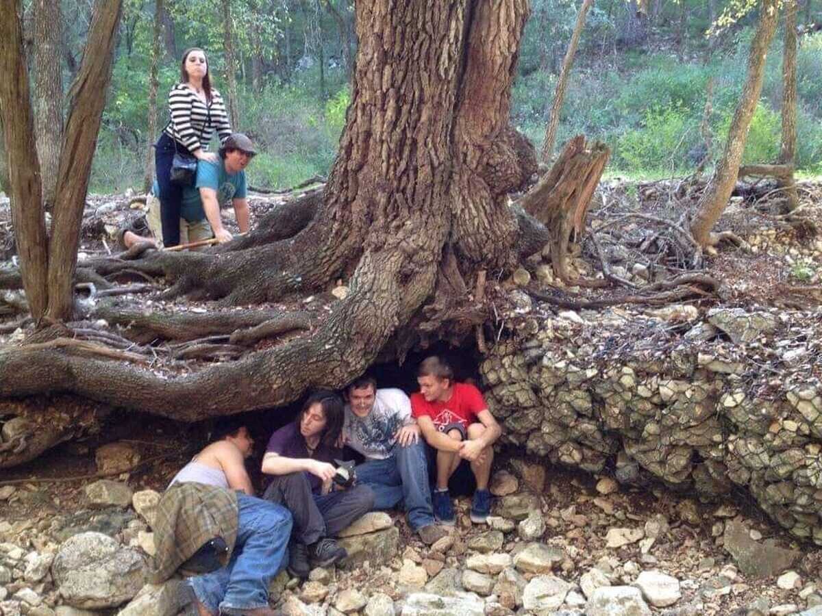 Un grupo de amigos se encuentran con este árbol y recrean la mítica escena de "El Señor de los Anillos".
