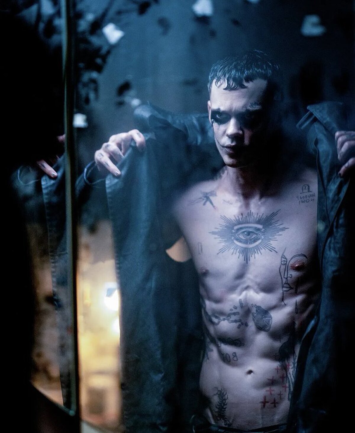 Primer vistazo a Bill Skarsgard en el remake de 'THE CROW'.