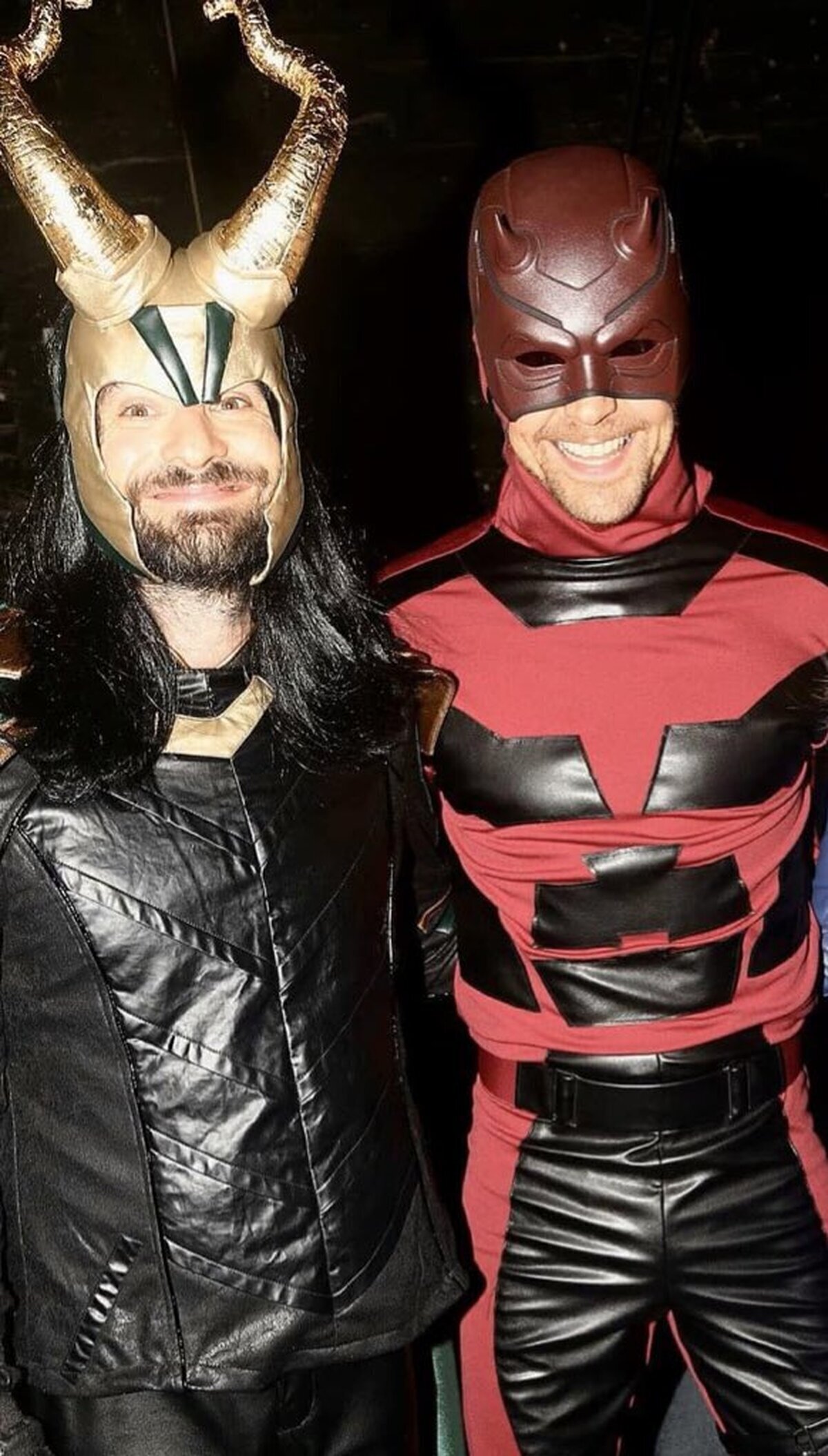 Tom Hiddleston disfrazado de Daredevil y Charlie Cox de Loki