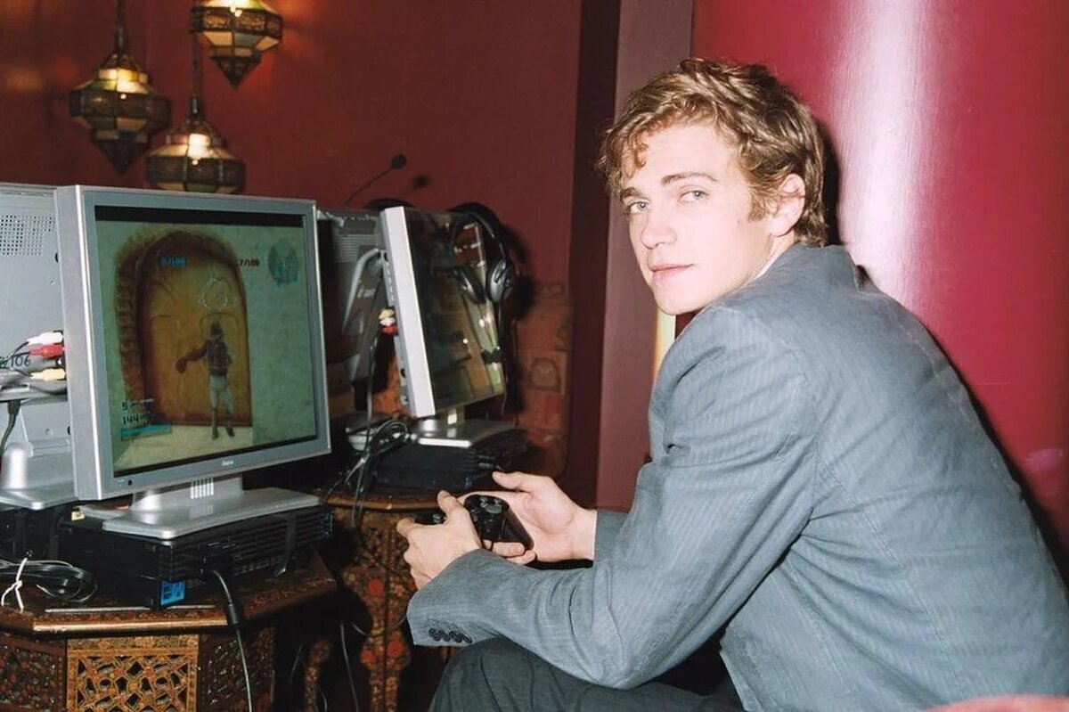 Hayden Christensen jugando al Star Wars Battlefront II en la PS2