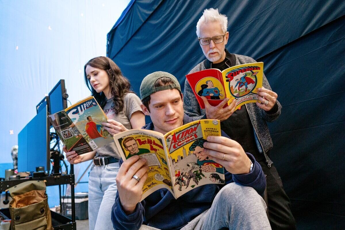 ¡James Gunn comparte una foto leyendo cómics de Superman junto a David Corenswet y Rachel Brosnahan en celebración del Superman Day!