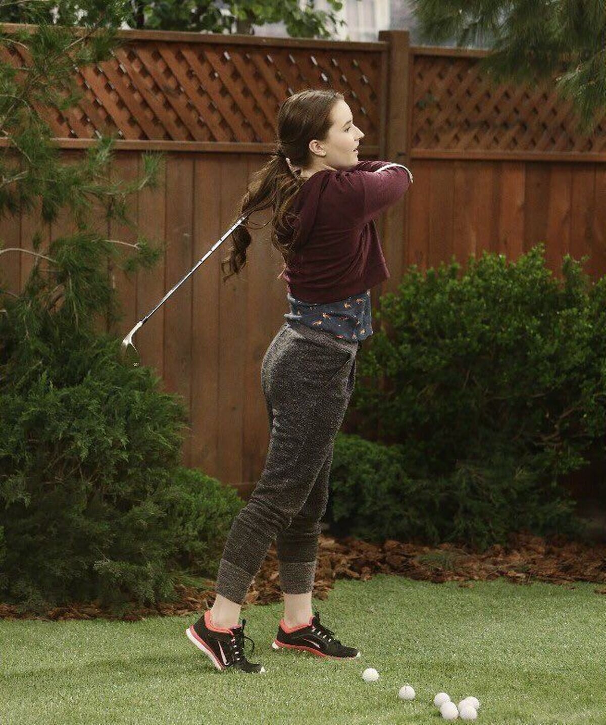 Kaitlyn Dever es la actriz que interpretará a Abby en la segunda temporada de The Last of us Y aquí la podemos ver jugando golf...