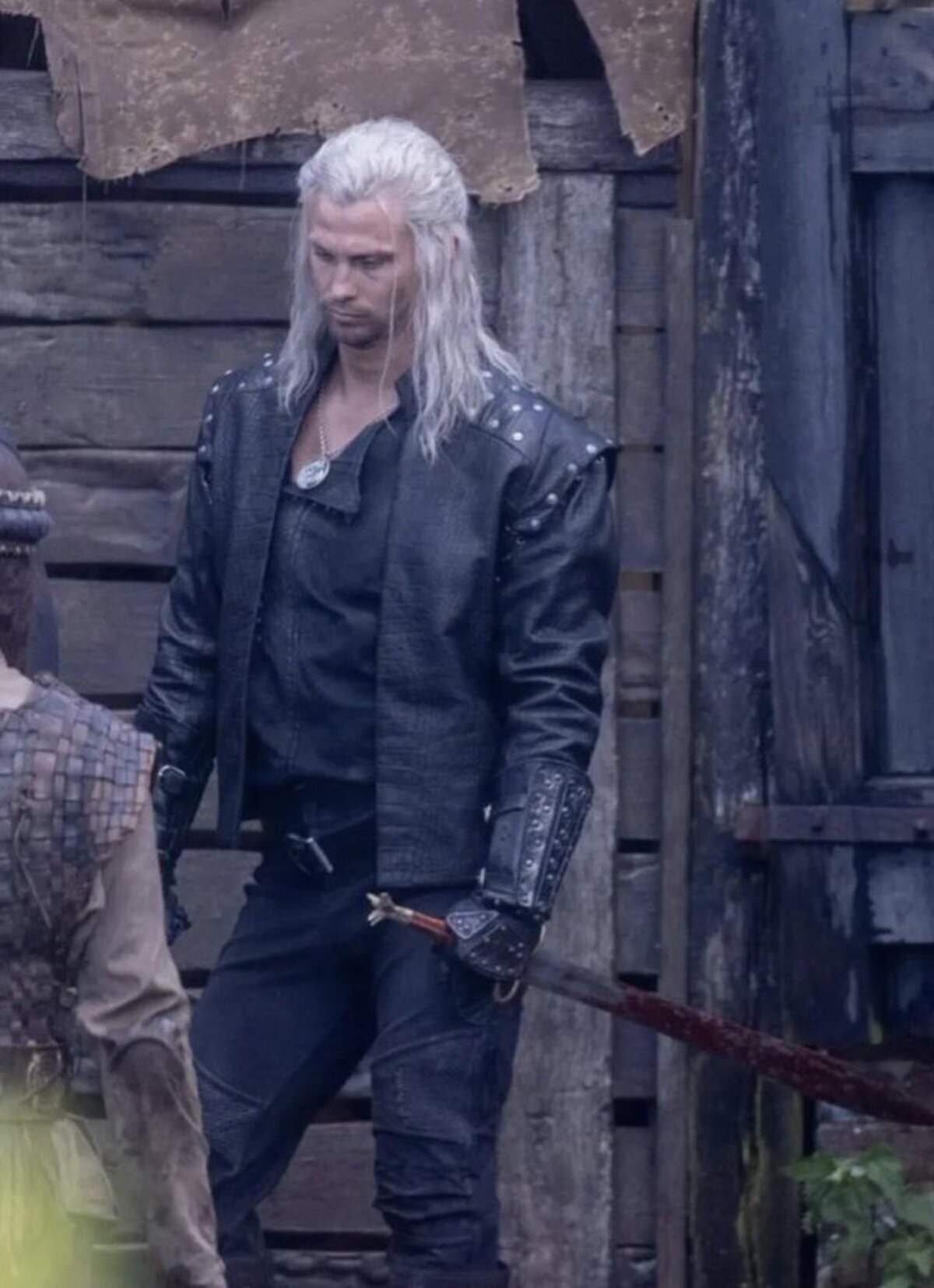 Primer vistazo a Liam Hemsworth como Geralt de Rivia en The Witcher