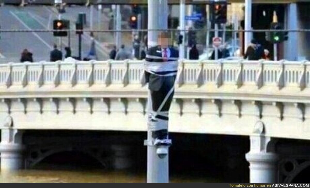 En Brasil tratan así a sus políticos corruptos - En España no habría farolas para tanto chorizo