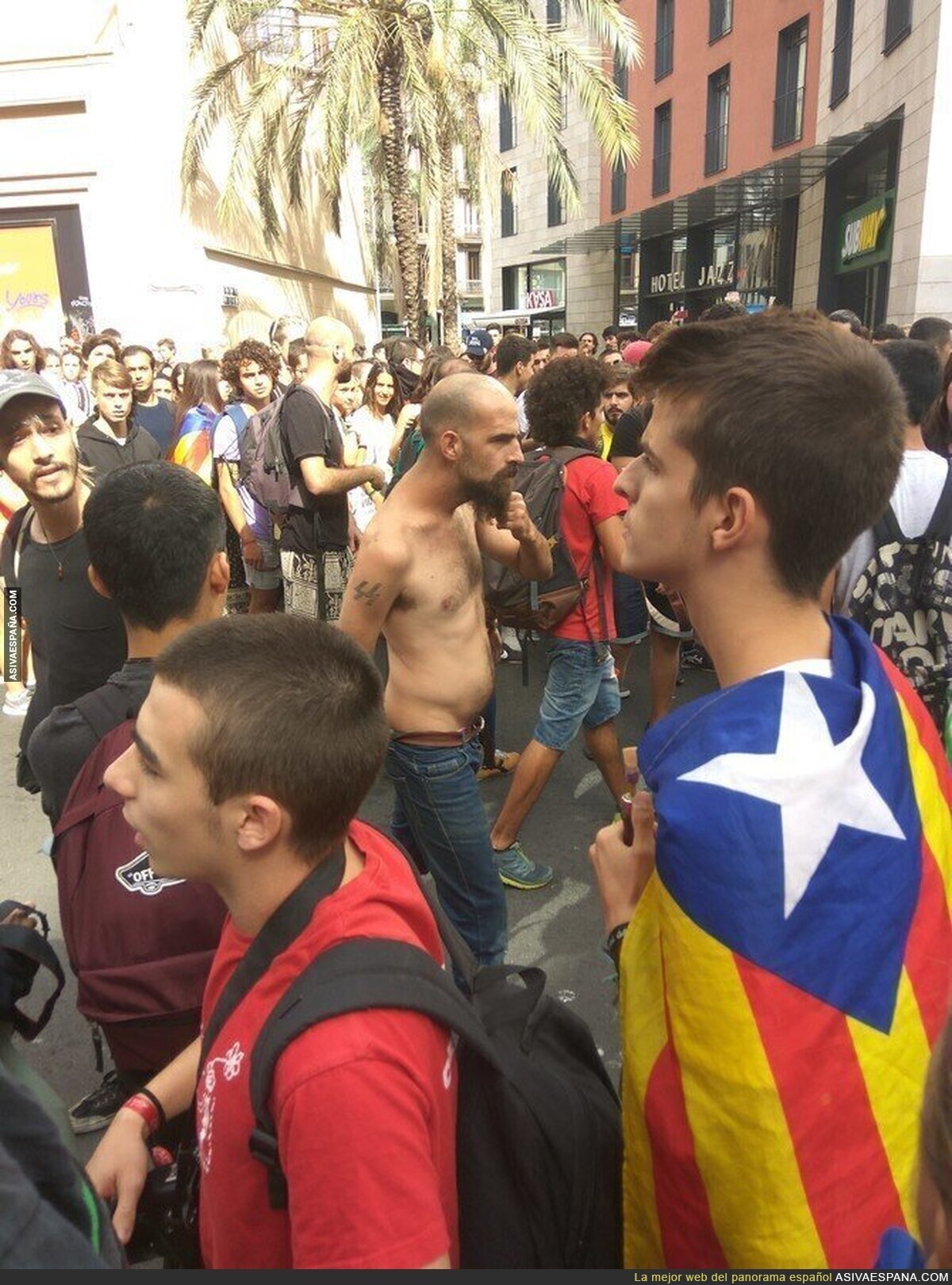 Típico democrata de centro buscando provocar en una manifestación independentista
