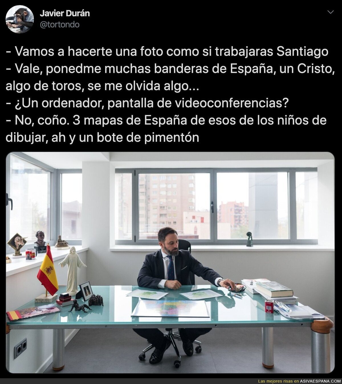 El detalle random de la oficina de Santiago Abascal