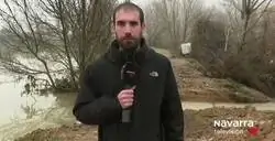 Este vecino de Navarra explica muy gr&aacute;ficamente hasta donde le llega el agua de las riadas