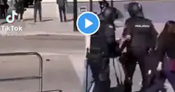 Dicen los medios de comunicaci&oacute;n espa&ntilde;oles que la polic&iacute;a siempre act&uacute;a igual en todas las manifestaciones... Juzguen ustedes mismos