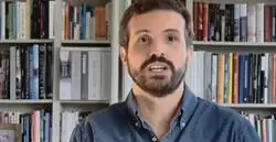 &iquest;Simula Pablo Casado que tiene una biblioteca de libros en su casa? Esto indica que si