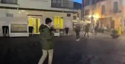 Pillan a un reportero de Javier Negre acosando a menores de edad en plena calle mientras les graban