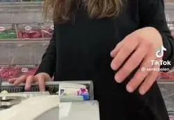 Esta chica se gana el aplauso de todo el Mundo tras hacer feliz a un ni&ntilde;o de 7 a&ntilde;os en una tienda de gominolas