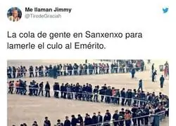 Medio pueblo en fila