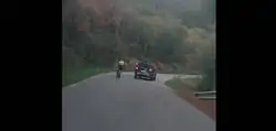 El video de este ciclista que circula de forma temeraria por la carretera y acaba en sorpresa est&aacute; dando vueltas al pa&iacute;s