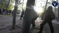 &Eacute;sto de ayer en Vallecas es un polic&iacute;a antidisturbios lanzando una piedra a los manifestantes.  O sea un agente del orden p&uacute;blico.