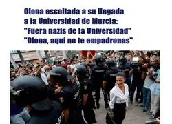 Estudiantes de la Universidad de Murcia recibiendo cari&ntilde;osamente a Macarrona