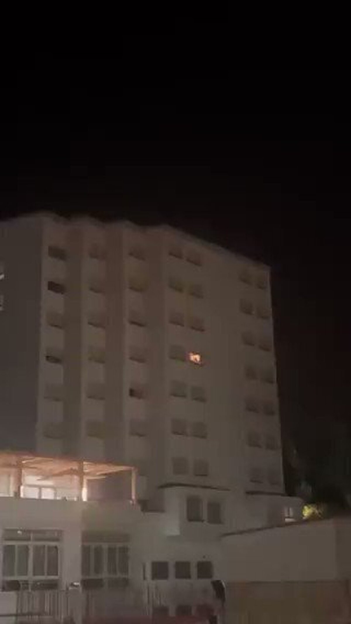 Los repugnantes cánticos del Colegio Mayor Elías Ahuja a las alumnas del Colegio Mayor Santa Mónica en plena noche