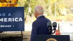 Joe Biden saluda a una persona 'invisible' y se da media vuelta entera para buscar la salida del escenario