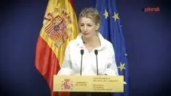 Yolanda D&iacute;az, entre l&aacute;grimas, retira la Medalla al M&eacute;rito en el Trabajo a Franco