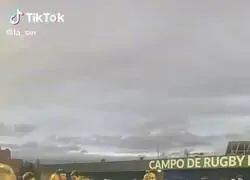 Jos&eacute; Luis Mart&iacute;nez Almeida le vuelve a dar un pelotazo a alguien al hacer el saque de honor