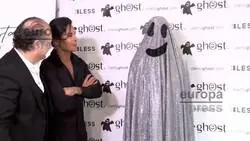 Julio Jos&eacute; Iglesias ha presentado a su novia Vivi Di Domenico cubierta con una s&aacute;bana