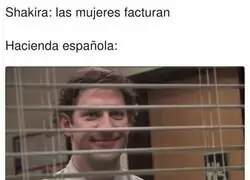 Hacienda sonr&iacute;e escuchando a Shakira