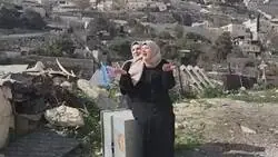 Mujeres palestinas lloran por la demolici&oacute;n de su vivienda por excavadoras israel&iacute;es en la ciudad ocupada de Jerusal&eacute;n