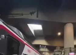 Una persona aporreando la puerta del tren al maquinista que no tiene culpa de nada por la interrupci&oacute;n del servicio