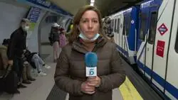 El surrealista directo en Informativos Telecinco en el Metro donde el c&aacute;mara se queda encerrado