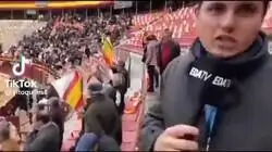 Este reportero de 'Estado de Alarma' asiste at&oacute;nito a como un facha le tira el micro en la cara