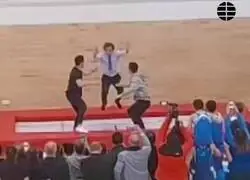 Jos&eacute; Luis Mart&iacute;nez Almeida sale volando tras probar una cama el&aacute;stica que estaba inaugurando