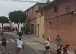 As&iacute; se asesinan toros en plena fiesta persigui&eacute;ndole por toda la ciudad