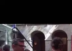 Bola&ntilde;os intenta cogerle la mano a Isabel D&iacute;az Ayuso en el acto del 2 de mayo